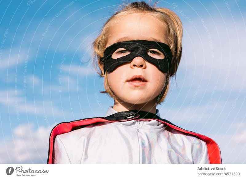 Mädchen mit Augenmaske und Superheldenkostüm Kind Tracht Porträt Karneval Kindheit Phantasie Mut so tun, als ob Mundschutz Menschliches Gesicht unschuldig