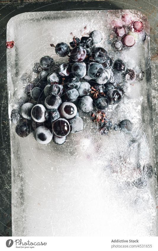 Eis mit reifen Trauben auf Metalltablett Beeren gefroren Frucht kalt frieren Vitamin Weingut süß Sonnenlicht Lebensmittel geschmackvoll Spielfigur Kristalle