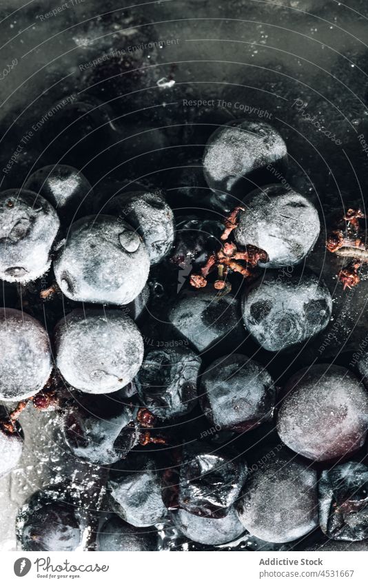 Eis mit reifen Trauben auf Metalltablett Beeren gefroren Frucht kalt frieren Vitamin Weingut süß Sonnenlicht Lebensmittel geschmackvoll Spielfigur Kristalle