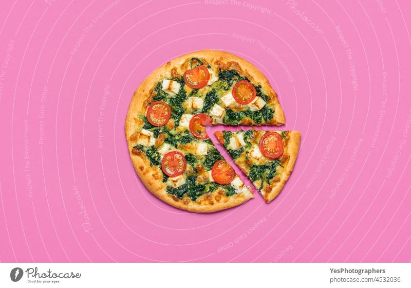 Vegetarische Pizza in der Draufsicht. Spinatpizza isoliert auf rosa Hintergrund oben gebacken Schachtel Käse Farbe gekocht Textfreiraum Kruste Küche