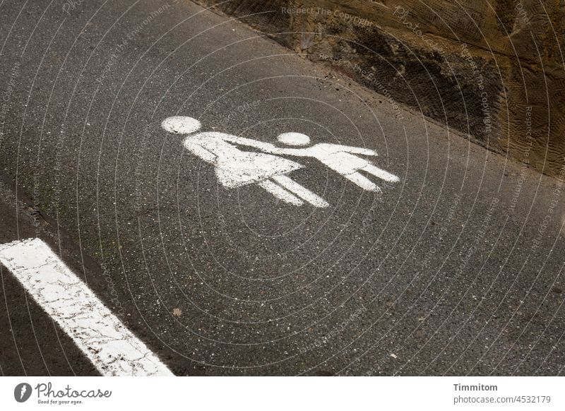 Kunst auf der Straße Piktogramm Fußgänger Hinweis Schilder & Markierungen Asphalt Fahrbahnmarkierung Wege & Pfade Sicherheit Mutter und Kind Orientierung Linie