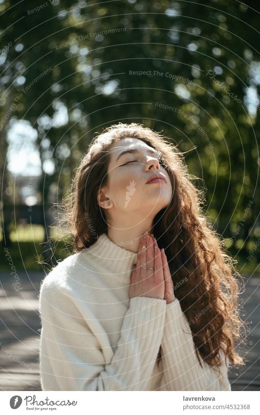 Junge brünette Frau meditiert im Freien mit geschlossenen Augen Wohlbefinden Wellness Fitness Namaste Pose aktiv Erholung Asana praktizieren Gesundheit Training