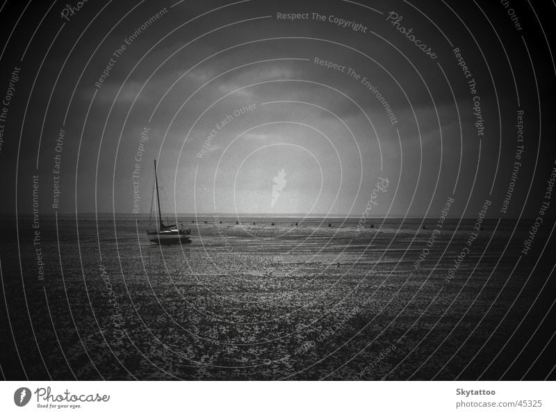 Einsamkeit Wasserfahrzeug Segelboot Meer schwarz weiß grau ruhig Wattenmeer Nordsee Sand einsamleit leer frei