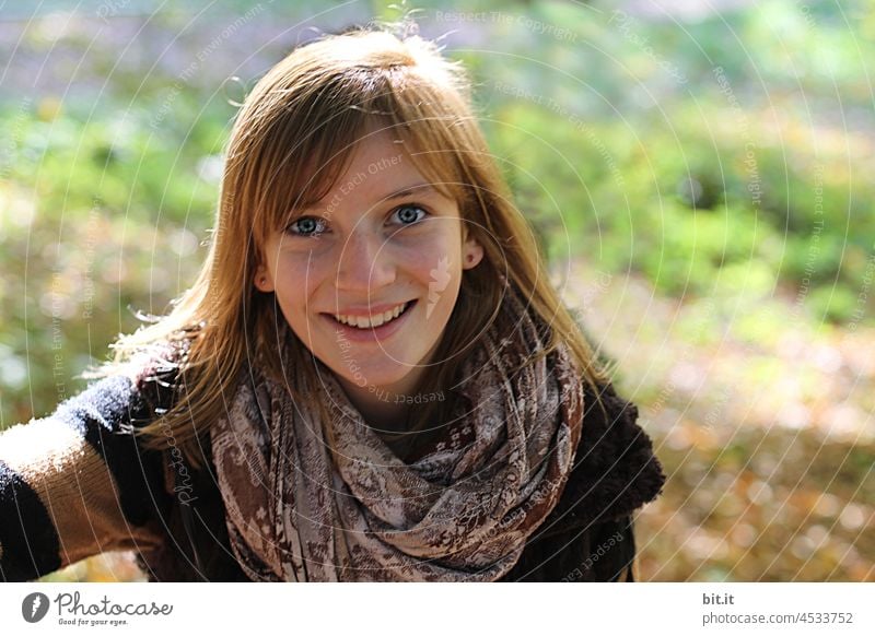 Weiblicher, lächelnder Teenager mit großem Schal, in der Natur. Mädchen Jugendliche Gesicht jung Mensch Lifestyle Freude Glück heiter schön hübsch lachen