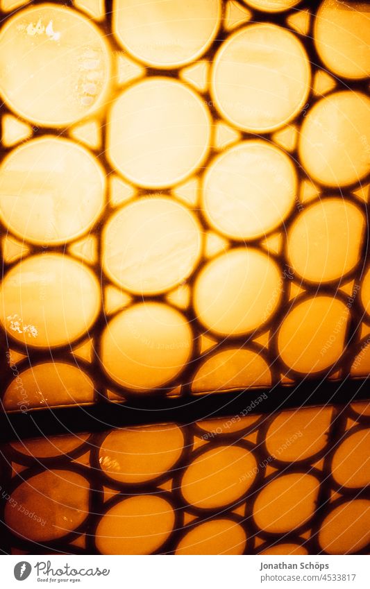 Kirchenfenster leuchtend Fenster Bleiglasfenster rund Muster Licht hell gelb orange Farbfoto Religion & Glaube Menschenleer Glas Lichterscheinung Architektur