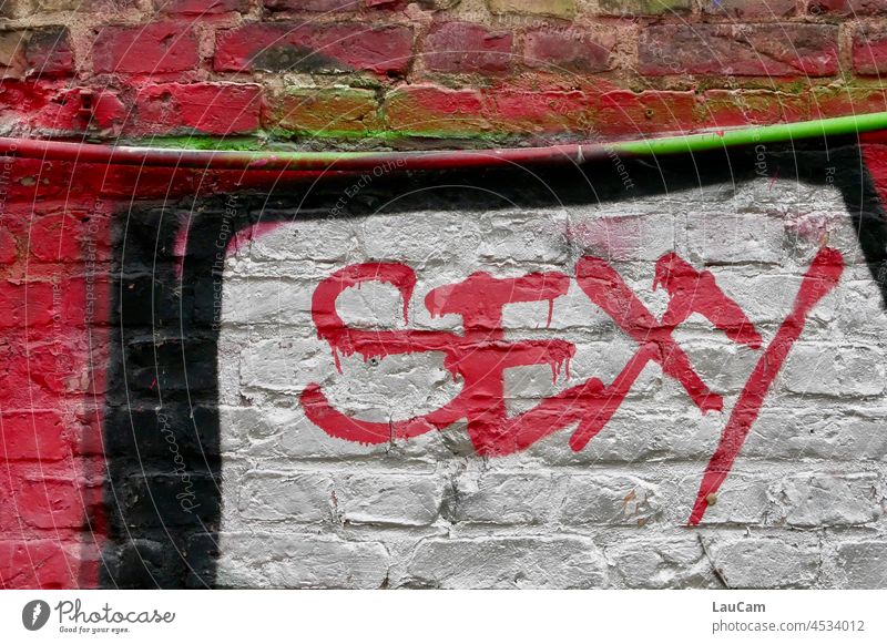 Sexy Graffiti Wand umwerfend hübsch gut aussehend wow Schrift Schriftzeichen Buchstaben Wort Kompliment streetart Wandmalereien rot
