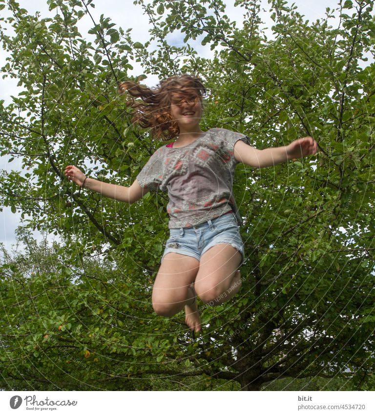 leichtigkeit l wenn ich ein vögelein wär Kind Kindheit Trampolin träumen hüpfen springen Freude Bewegung Lebensfreude Fitness Sommer Spielen Mädchen