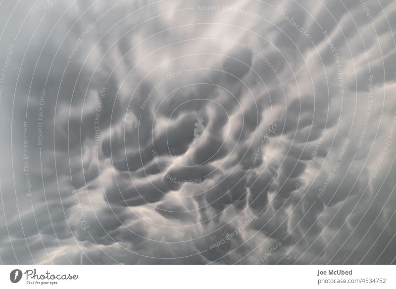 Dramatischer Himmel mit Mammatus. Mastodontische Wolke mit Altocumulus Altokumulus altostratus Cirrus Cloud Trübung Wolken wolkig kumulonimbus Kumulus dunkel