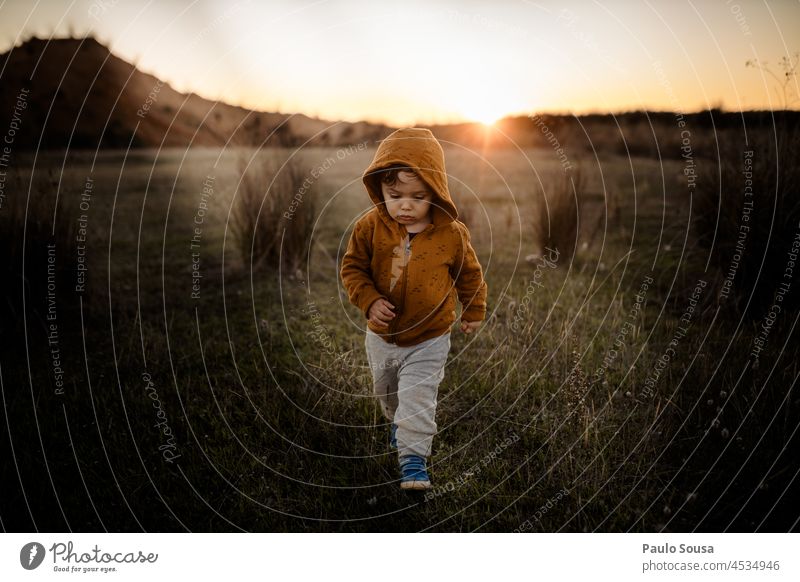 Kind geht im Freien spazieren Kindheit Junge 1-3 Jahre Kaukasier Porträt authentisch eine Person Freizeit & Hobby Freude Glück Mensch Lifestyle niedlich Leben