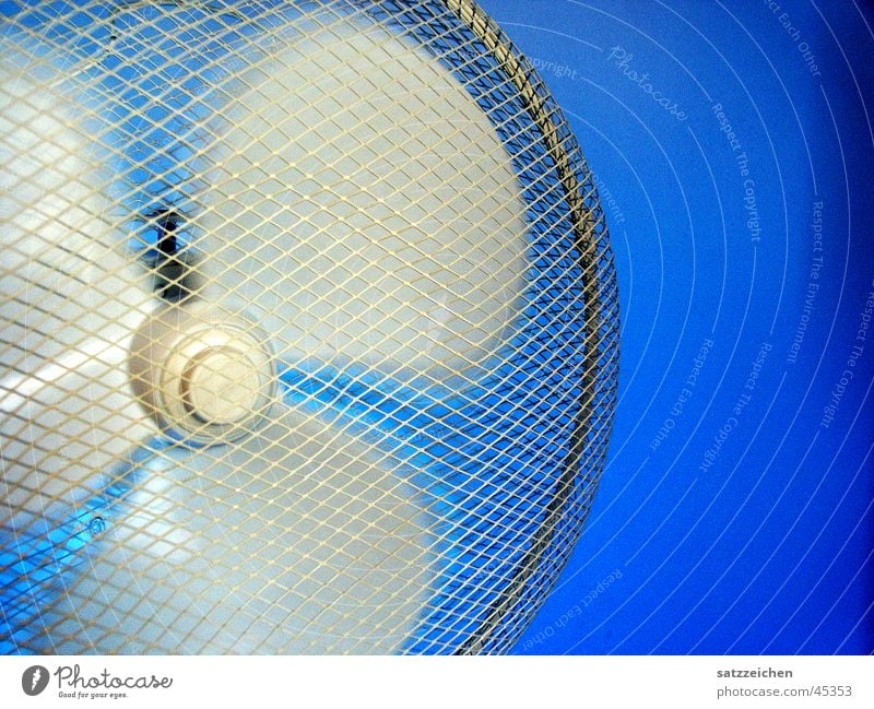 Auf Durchzug Ventilator weiß Licht Luft Stil Dinge blau Reaktionen u. Effekte Bewegung Drehung Elektrizität Kontrast Rotor