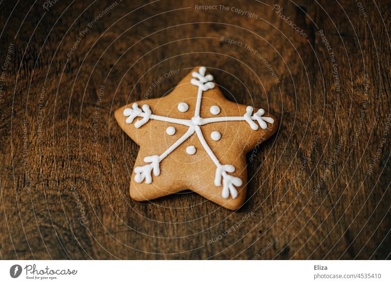 Lebkuchen in Sternform auf Holz. Weihnachtsgebäck. Zuckerguss Weihnchtsbäckerei Weihnachten & Advent backen Backwaren Weihnachtsstern weihnachtlich