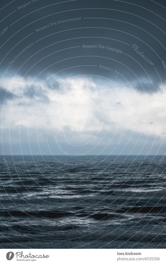 Dramatische dunkelblaue Meereslandschaft mit silbern glänzenden Wellen bei Sturm Wasser MEER winken Unwetter Himmel Wind dramatisch platschen Hintergrund Muster