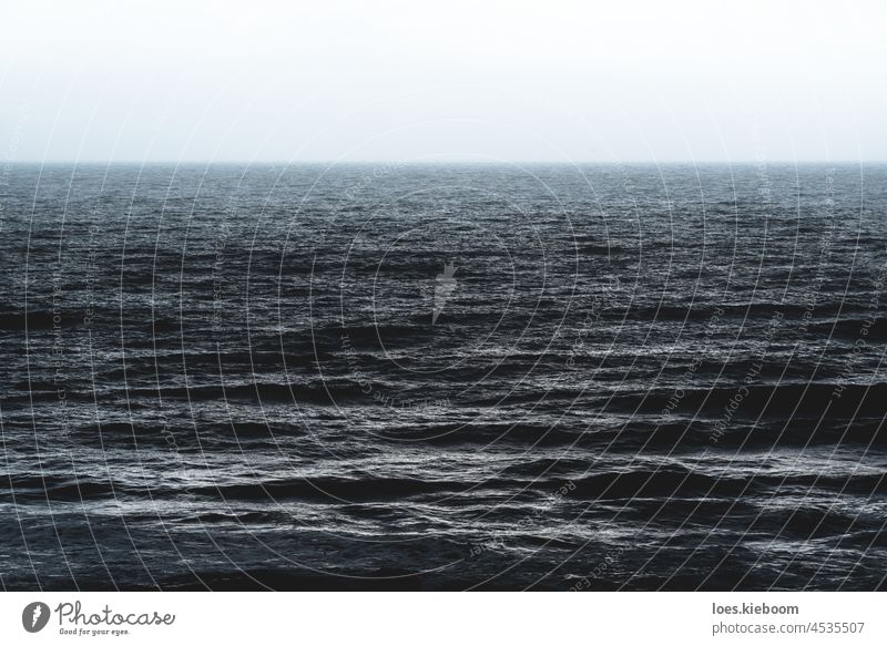Textur des dunkelblauen, silbern glänzenden Ozeans bei Sturm in Spanien Meer Wasser Wellen MEER winken Unwetter Wind dramatisch platschen Hintergrund Muster
