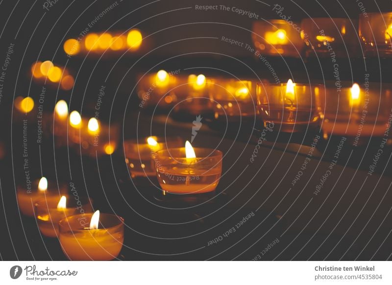 Kerzen in einer Kirche am Volkstrauertag Kerzenaltar Kapelle brennende Kerzen beten Ruhe Hoffnung Licht Religion Christentum Religion & Glaube Gebet heilig