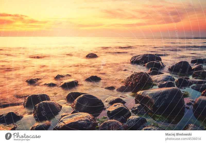 Felsenstrand bei schönem Sonnenuntergang, Farbtonung aufgetragen. Strand Natur Wasser Stein Sommer MEER Landschaft Horizont Himmel Küste Urlaub Ufer idyllisch