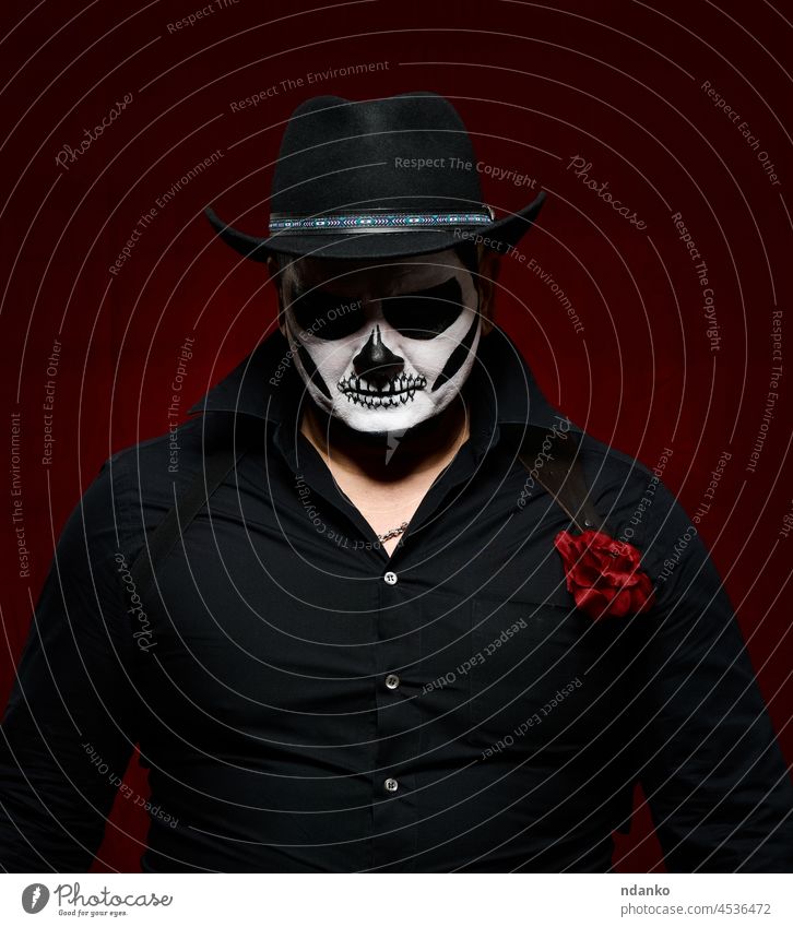 Mann ist mit einem Skelett mit schwarzem Hut und Hemd bemalt Tracht Halloween Entsetzen Tod Schädel Feiertag Gesicht Zombie Kunst Person dunkel Angst Make-up