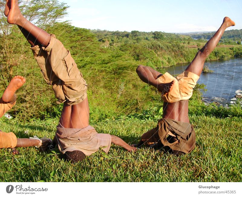 exuberance Afrika Kind Kopfstand Turnen Kenia Junge Ausgelassenheit schwarz Freude Unbekümmertheit Begeisterung Leben Fröhlichkeit Freizeit & Hobby toben
