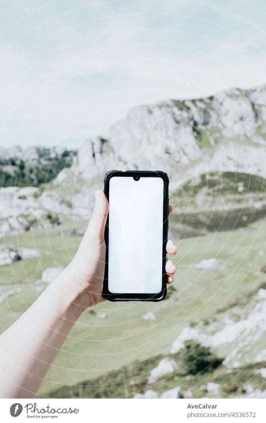 Moody Wallpaper Handy mit leeren Raum, Kopie Raum vor einer bunten Landschaft der Berge von Asturien während eines sonnigen Tages, Covadonga Seen, friedliche Szenario, verschneite Berge, Kopie Raum