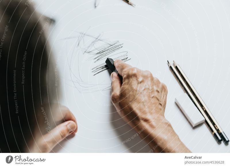 Hohe Winkel Ansicht eines älteren kaukasischen Frau Zeichnung Skizzen im Studio. Kreativität, Bildung und Menschen Konzept, kognitive Funktionen Uhr Zeichnung Selbsteinschätzung Test zu Hause mit positiven Ergebnissen