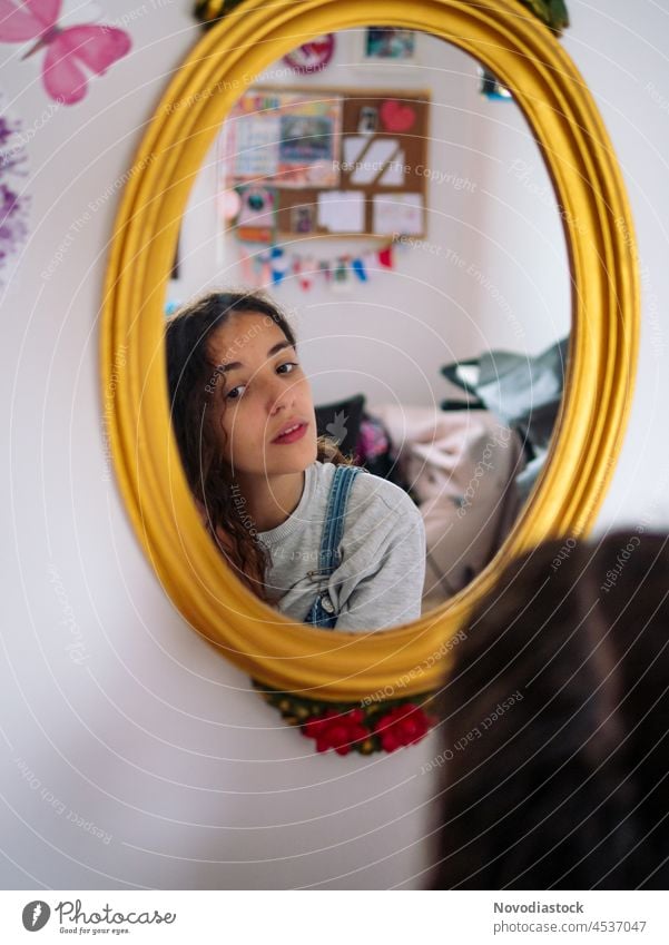 Reflexion eines Teenagers in einem Spiegel Mädchen Schlafzimmer schön Behaarung Reflexion & Spiegelung jung Frau niedlich Schönheit Bild rosa rund Pflege