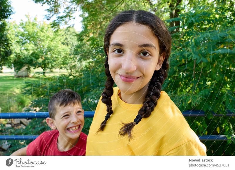 Porträt eines Mädchens im Teenageralter und ihres jüngeren Bruders Junge Lifestyle Zusammengehörigkeitsgefühl Kaukasier authentisch Schwester Zusammensein