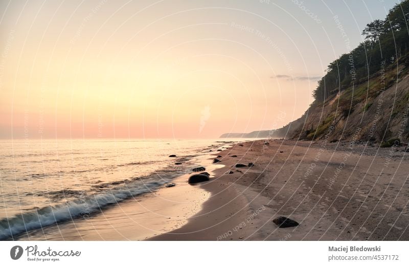 Leerer Strand in Miedzyzdroje bei Sonnenaufgang, Polen. Klippe Sand breit schön Natur Wasser Stein Sommer MEER Sonnenuntergang Landschaft Horizont Himmel Küste