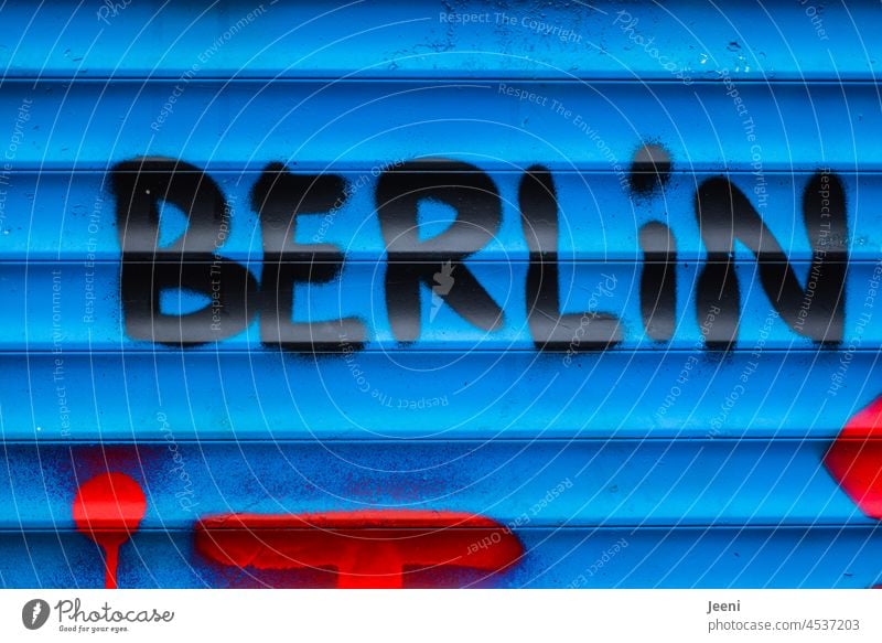 BLUE BERLIN Berlin Hauptstadt Schrift Straßenkunst Deutsch Text Sprache Typographie Mitteilung Kommunikation Kommunizieren Schriftzeichen Buchstaben Großstadt