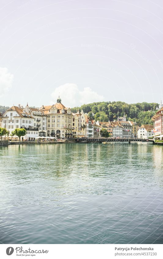 Luzern Stadt in der Schweiz Blick auf das Wasser luzern Großstadt See Sommer Wasserseite
