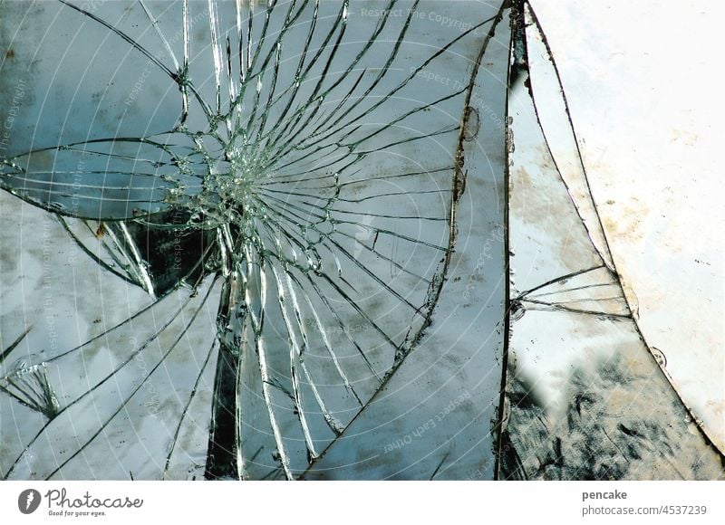 teekesselchen | splitter Glas Splitter Glassplitter kaputt Rückspiegel Scherbe Vandalismus gebrochen Zerstörung Schaden Versicherung Detailaufnahme Riss