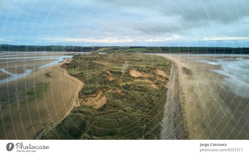 Luftaufnahme der Dünen von Tramore, Waterford, Irland, per Drohne. Sandhills Naturpark tramore Republik Irland Ansicht Hügel Feiertag reisen irisch Landschaft