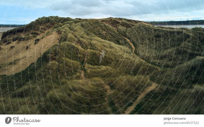 Luftaufnahme der Dünen von Tramore, Waterford, Irland, per Drohne. Sandhills Naturpark tramore Wasser Grasland Aerealansicht wüst republik irland
