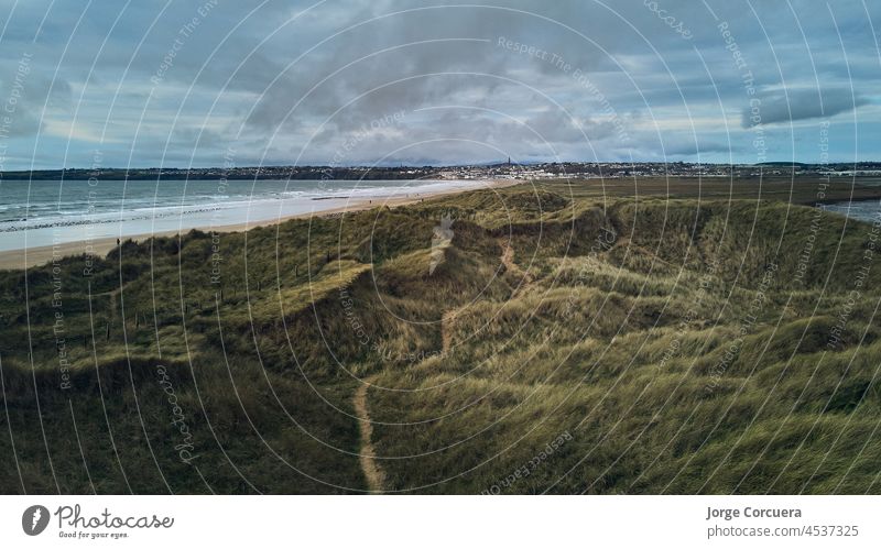 Luftaufnahme der Dünen von Tramore, Waterford, Irland, per Drohne. Sandhills Naturpark Land republik irland Landschaft tramore malerisch Strand im Freien