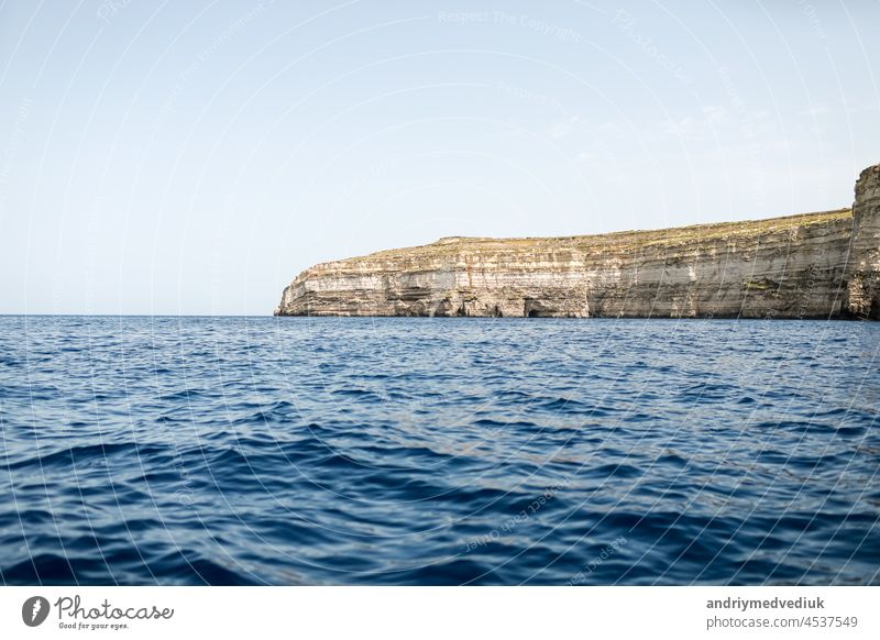 Fantastische Aussicht auf die felsige Küste an einem sonnigen Tag mit blauem Himmel. Malerische und herrliche Szene. Malta. Europa. Mittelmeer. Schönheit Welt.