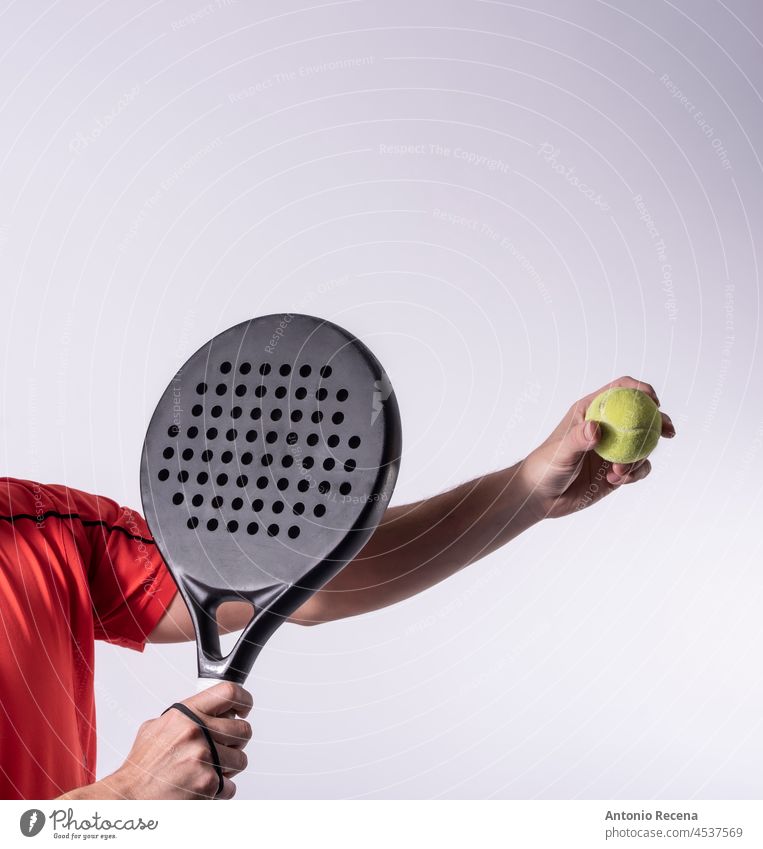 Studioaufnahme eines Paddle-Tennis-Spielers, Hände und Schläger bereit zum Aufschlag Padel Paddeltennis Sport Erholung dienen anonym Körperteile Mann Männer