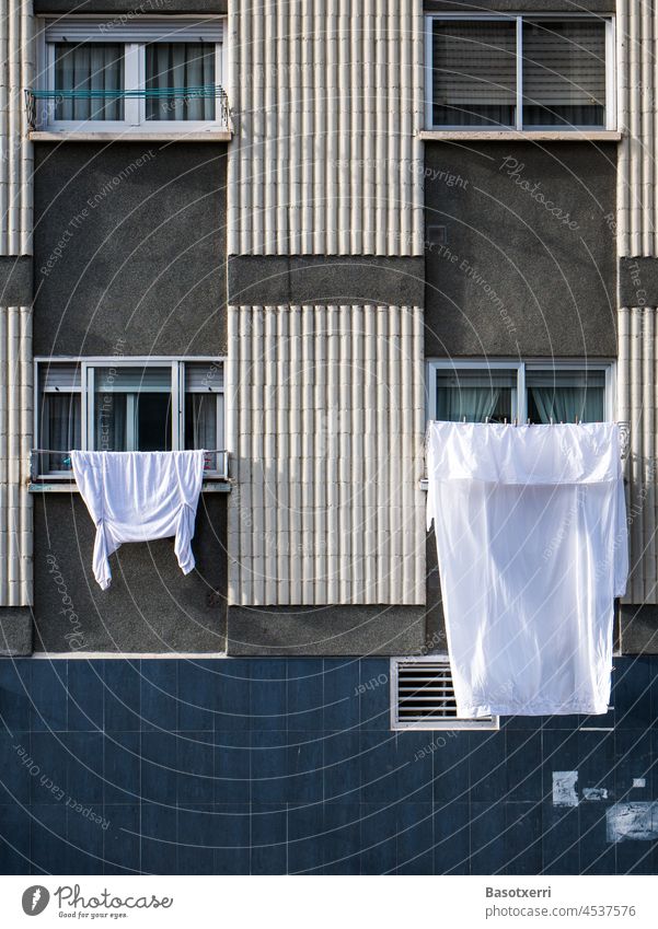 Waschtag im Arbeiterviertel, Wäsche hängt zum Trocknen an den Fenstern einer Plattenbausiedlung. Stadtteil Sansomendi, Vitoria, Baskenland, Spanien Gasteiz