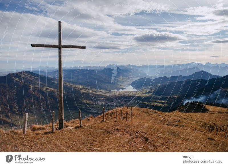 Aussicht von Rigi Kulm auf Zugersee und Mythen aussicht rigi rigi kulm wolken panorama hügel wasser gewässer wetter herbst tourismus schweiz zentralschweiz