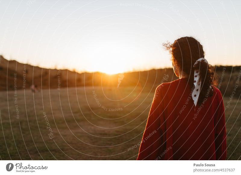 Frau beim Anblick des Sonnenuntergangs lockig authentisch feminin Glück Kaukasier Menschen Lifestyle Erwachsene krause Haare jung eine Person Herbst