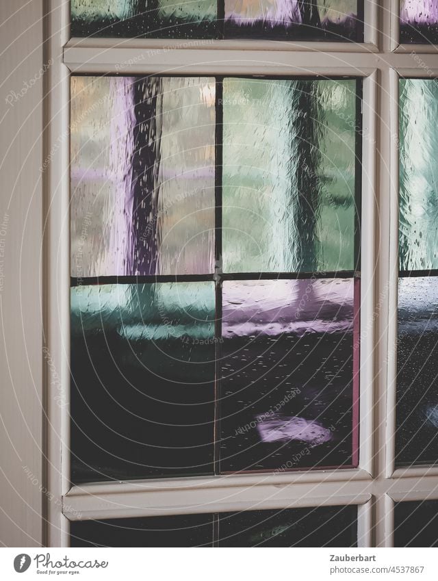 Blick durch farbige Glasscheibe einer Innentür auf Fenster Tür Glastür Licht violett grün Sprossen Fensterrahmen Holz weiss Fensterscheibe Innenaufnahme