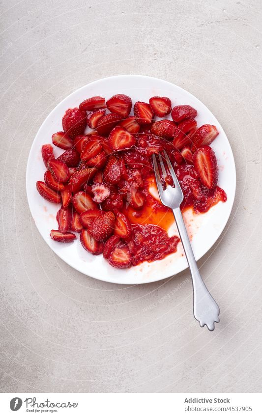 In Scheiben geschnittene Erdbeeren mit Zucker überzogen geschmackvoll Lebensmittel rot belegt Draufsicht natürlich Dessert Overhead Beeren Klebrig Snack Konfekt