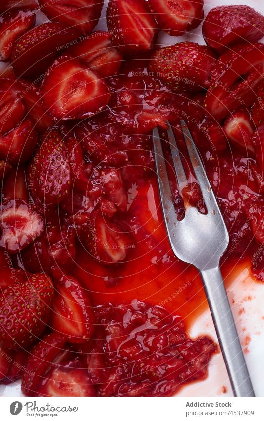 In Scheiben geschnittene Erdbeeren mit Zucker überzogen geschmackvoll Lebensmittel rot belegt Draufsicht natürlich Dessert Overhead Beeren Klebrig Snack Konfekt