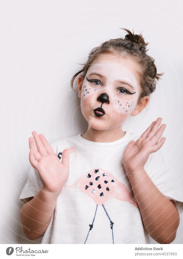 Niedliches Mädchen mit Katzen-Make-up Kind Kindheit Tracht Farbe Verkleidung so tun, als ob spielerisch niedlich Lächeln Inhalt kreativ Licht Freude Vorschein