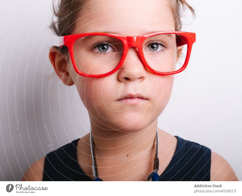 Mädchen im Arzt-Outfit Stethoskop Verkleidung spielen medizinisch spielerisch Kindheit Sanitäter Instrument Atelier Brille Medizin bezaubernd niedlich genießen