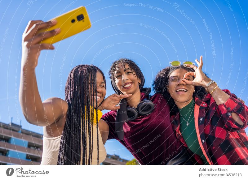 Glückliche schwarze Frauen nehmen Selfie auf der Straße Freund Selbstportrait Smartphone Großstadt Fotografie Zeit verbringen Freizeit einfangen Freundschaft