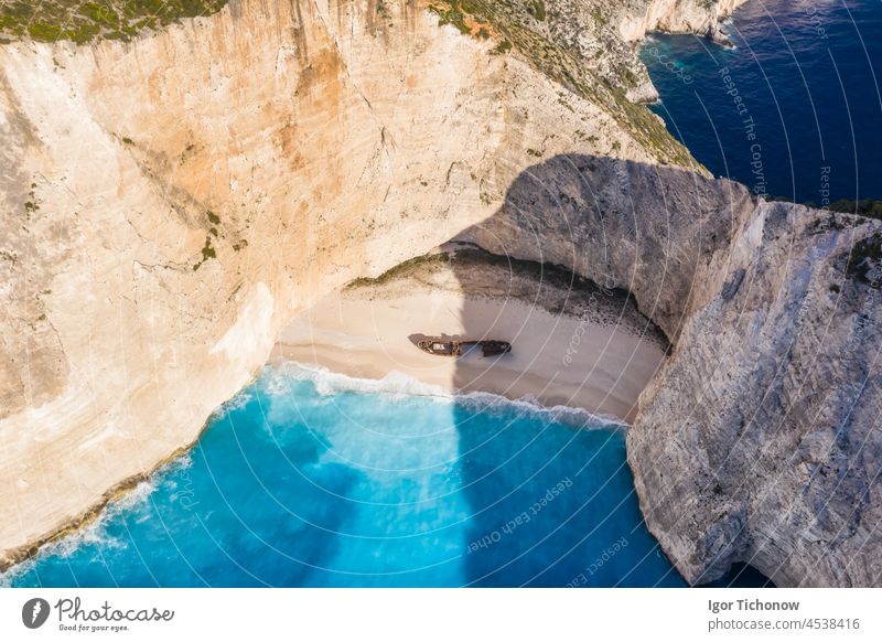 Luftaufnahme von Schiffswrack in epischen Navagio Strand Bucht auf Zakynthos Island, Griechenland. Sommerurlaub Reisekonzept Insel navagio Zakinthos Himmel