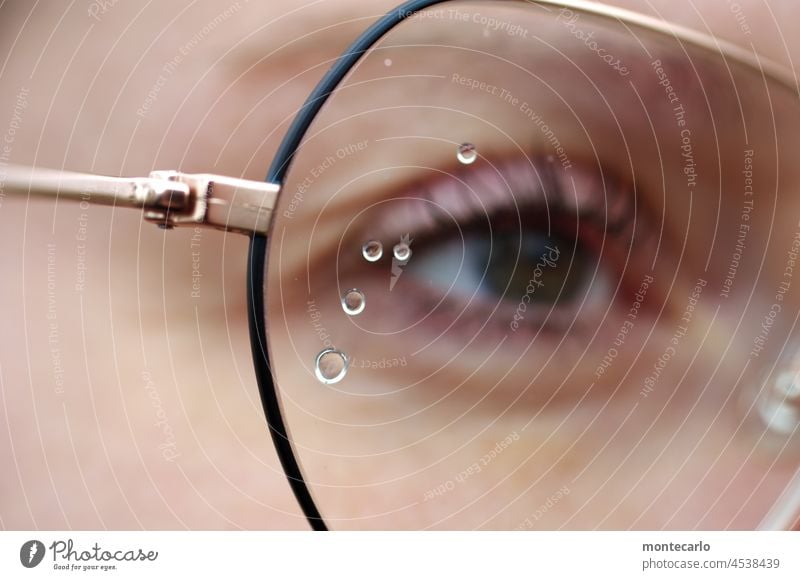Die Schönheit im Auge des Betrachters | Tränen auf Glas Brille Tropfen Betrachten thementag Blick Brillengestell brillenglas Schauen interpretierung Gesicht