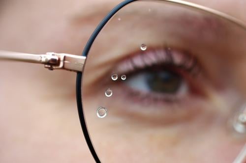 Die Schönheit im Auge des Betrachters | Tränen auf Glas Brille Tropfen Betrachten thementag Blick Brillengestell brillenglas Schauen interpretierung Gesicht