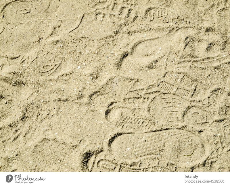 Fußabdrücke im Sand am Strand vertikal Objekt hintergrund Schuhabdruck konzept spaziergang Ansammlung Schritt Boden Schritte Fußabdruck unbunt Draussen