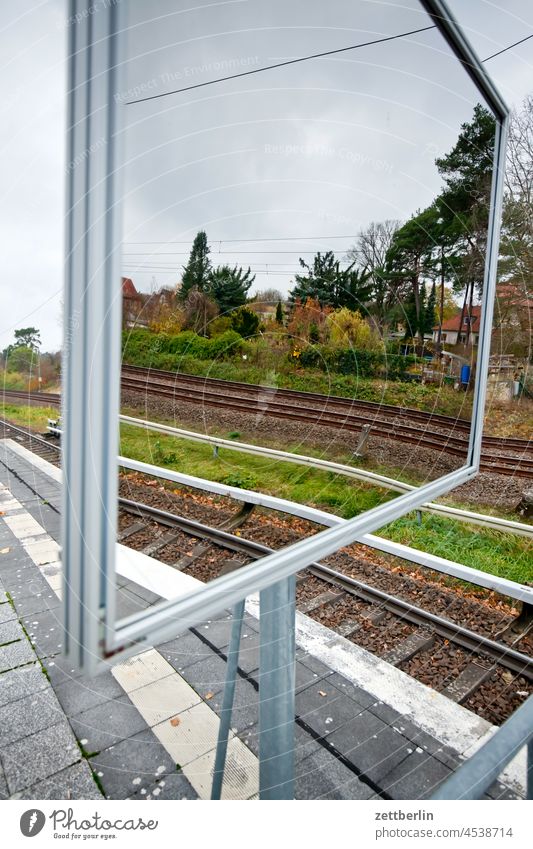 S-Bahnsteig mit Spiegel bahnhof bahnsteig s-bahn schiene schienenverkehr spiegel spiegelbild transport öffentliche verkehrsmittel öpnv vorort urban leer