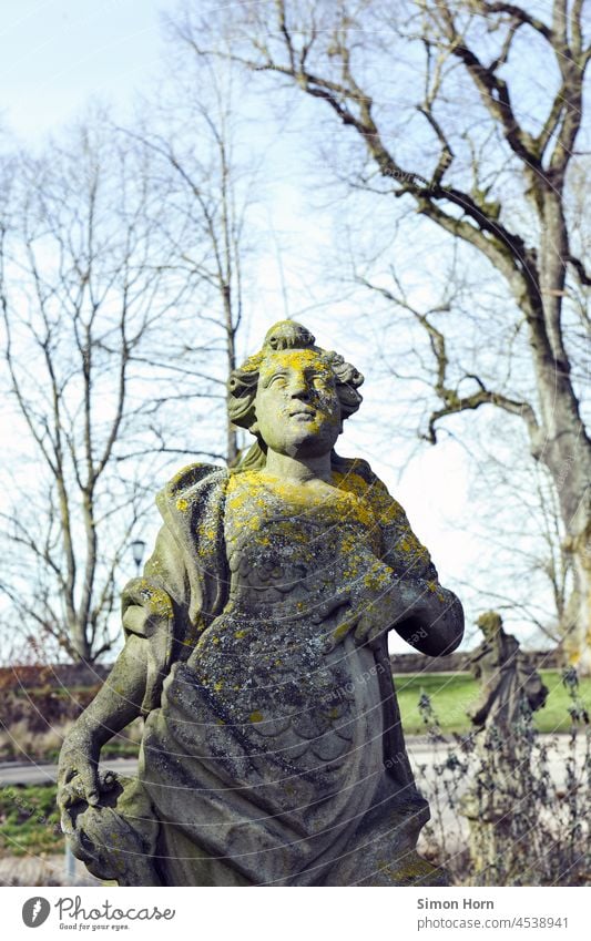 Moos auf Statue Stein alt Bildhauerei Skulptur Handwerk Kunst Kultur Sonnenlicht Gesicht Denkmal historisch Mensch Sinnbild