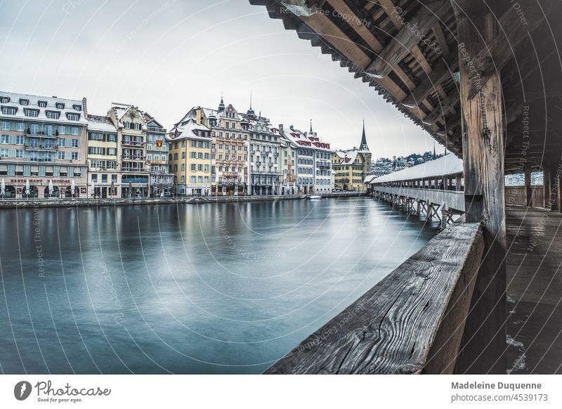 Kapellbrücke mit dem Wasserturm in Luzern schweiz europa Reuss winter schnee Reisen Stadt Tourismus City
